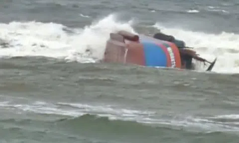 Tàu cá chìm ngay khi vừa rời bến, một ngư dân tử vong