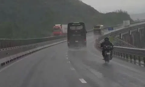 'Đi lạc' vào cao tốc khi phượt bằng xe máy