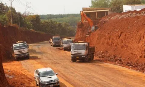 Đồng Nai tạm dừng thi công đoạn hạ cốt nền làm 8 nhà dân 'treo cao'