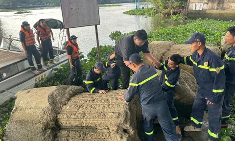 Cứu thanh niên nhảy cầu xuống sông Sài Gòn