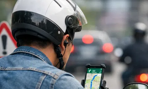 Đeo tai nghe để Google Maps chỉ đường khi tham gia giao thông có bị xử phạt không?