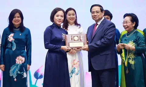 Có 21 nữ Ủy viên Trung ương Đảng, nhiều phụ nữ là sĩ quan cấp tướng quân đội, công an