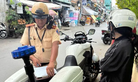 Mạo hiểm băng qua đường sắt khi rào chắn đã hạ, nhiều người bị lập biên bản