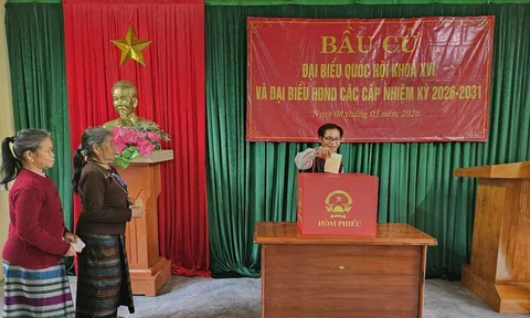 Người dân xã miền núi Quảng Trị băng rừng vượt thác đi bầu cử sớm