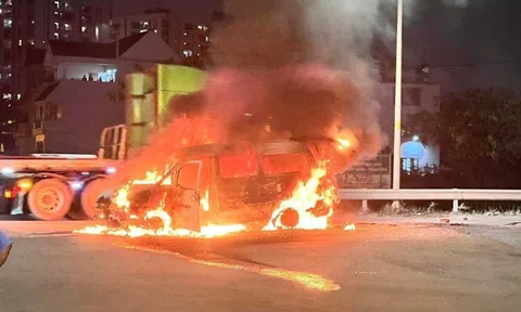 Ôtô tải van cháy đỏ rực khi đang được xe cứu hộ chở trên đường