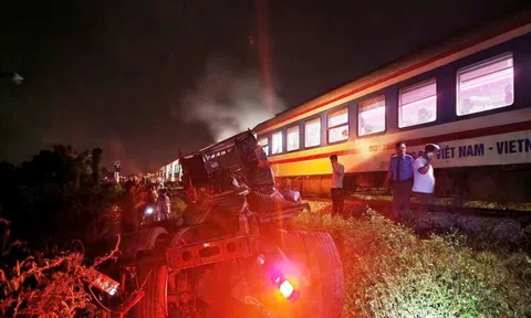 Xe đầu kéo cố vượt rào chắn bị tàu hỏa tông gãy đôi