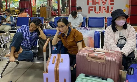 Hành khách vật vờ tại ga Sài Gòn sau sự cố cầu Ghềnh