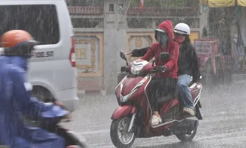 Mưa trái mùa trút ào ào, người đi đường TP.HCM không kịp trở tay