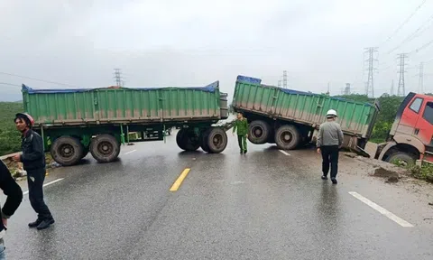 Va chạm với xe đầu kéo, hai người phụ nữ đi xe máy tử vong