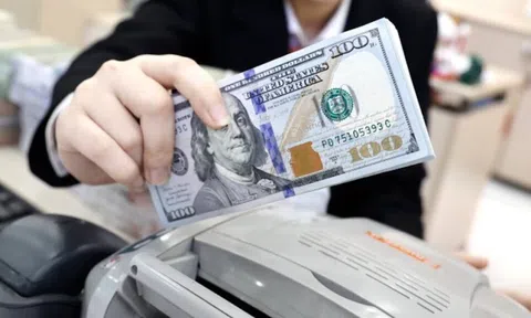 Giá USD tăng kịch trần, thị trường tự do vượt 27.000 đồng/USD