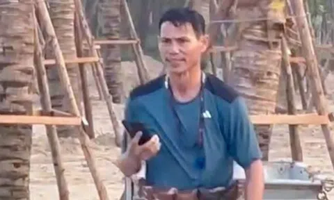 Lao mình giữa sóng lớn cứu du khách bị chuột rút ở Cửa Lò