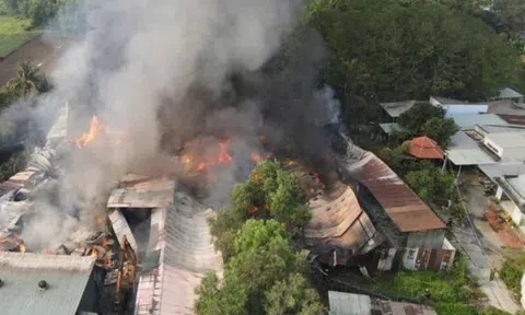 Cháy kho hàng ở Đồng Nai, người dân hốt hoảng tháo chạy
