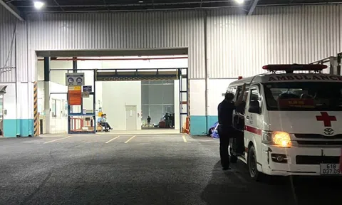 Sập trần nhà kho ở TP.HCM, 4 người rơi từ độ cao 10 m