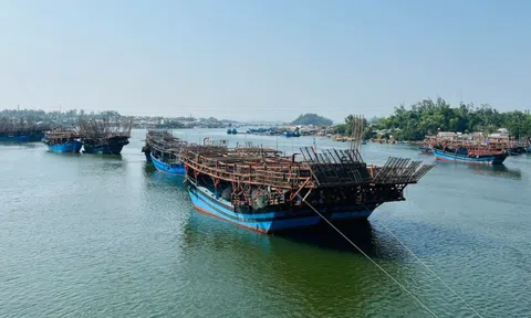 Hai tàu cá hỏng máy, 70 ngư dân cầu cứu giữa biển