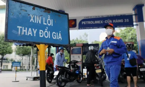 Giá xăng dầu tăng mạnh: Người dân điều xe tải đi đổ dầu, dân Lào, Campuchia sang Việt Nam mua