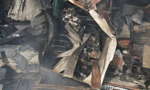 Lửa cháy lan nhiều nhà trong hẻm nhỏ ở TP.HCM