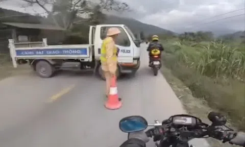 Cục CSGT lên tiếng về thông tin CSGT dùng xe công vụ chắn ngang đường