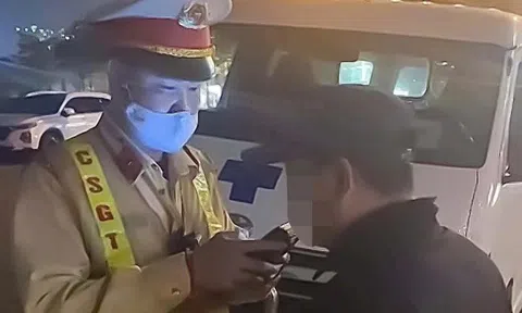 Tài xế lái 'xe cứu thương' biển xanh vi phạm nồng độ cồn