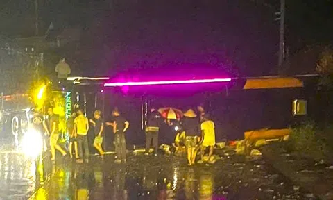 Lật xe khách chở 10 người trên quốc lộ