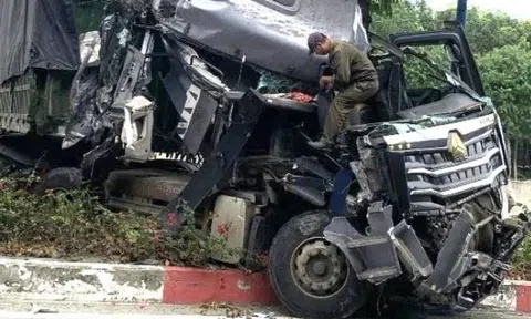 Ôtô tải biến dạng sau va chạm xe đầu kéo ở TP.HCM