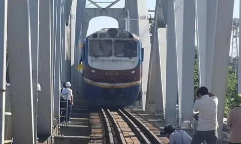 Thông tàu Bắc - Nam qua cầu Ghềnh