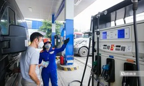 Giá xăng tăng thêm hơn 2.000 đồng, vượt 29.000 đồng/lít trong đêm