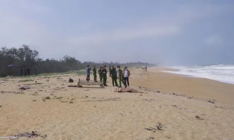 Hai thi thể trôi dạt vào bờ biển ở Quảng Ngãi