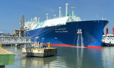 Giữa căng thẳng nhiên liệu, một tàu chở 63.000 tấn LNG cập cảng TP HCM