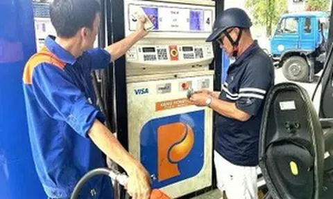 Giá xăng giảm gần 4.000 đồng/lít