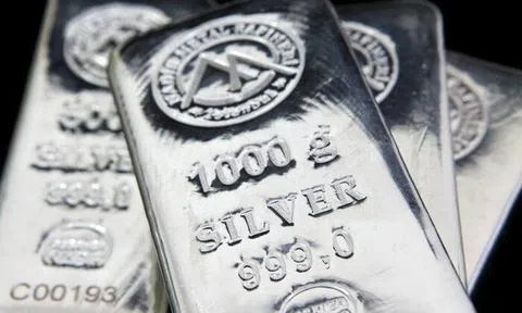 Quỹ bạc lớn nhất thế giới liên tiếp "xả hàng", gần 400 tấn rời kho trong thời gian ngắn