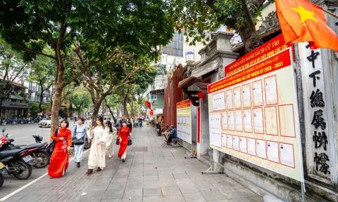 Đường phố rực cờ hoa trước ngày bầu đại biểu Quốc hội khóa XVI