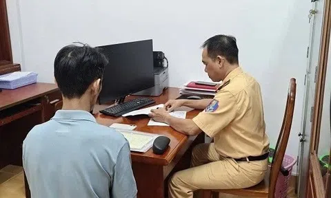 Tài xế ôtô nhận 'cái kết đắng' khi cố vượt rào chắn đường sắt