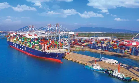 Xuất khẩu Việt Nam trước “cơn sóng kép” logistics và địa chính trị