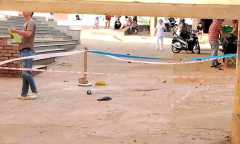 Sau cuộc điện thoại, người đàn ông lên sân thượng bệnh viện nhảy xuống