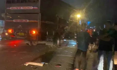 Xe máy va chạm hai ôtô, một người tử vong tại chỗ