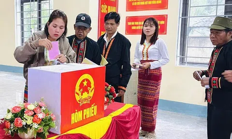 Hà Tĩnh: Dùng xe chuyên dụng hỗ trợ cử tri dân tộc Chứt đi bỏ phiếu