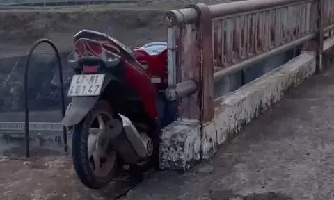 Người đàn ông rơi xuống cửa xả hồ tử vong, xe máy mắc trên cầu