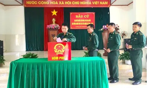 Cử tri lực lượng vũ trang Đắk Lắk bỏ phiếu sớm, sẵn sàng bảo vệ ngày hội toàn dân