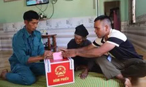 Thùng phiếu bầu cử đến tận nhà Mẹ Việt Nam anh hùng 101 tuổi