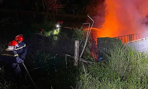 Ôtô đầu kéo bốc cháy, tài xế tử vong