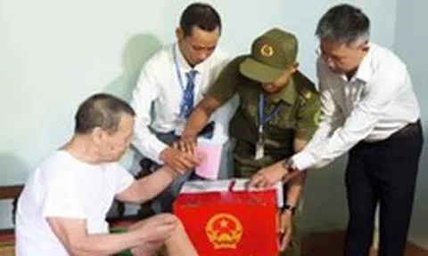 Thôn biệt lập nằm sâu trong rừng, cách trung tâm xã 6 giờ đi bộ, 68 cử tri nô nức bầu cử