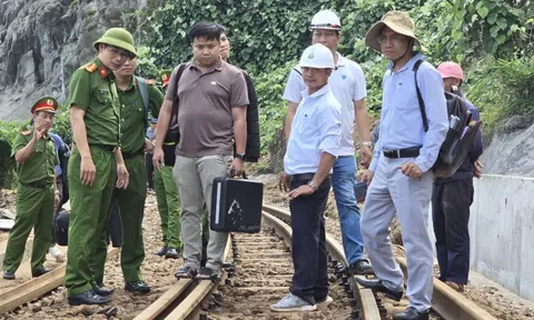Điều tra nguyên nhân vụ đá lăn làm đứt gãy đường sắt qua đèo Hải Vân