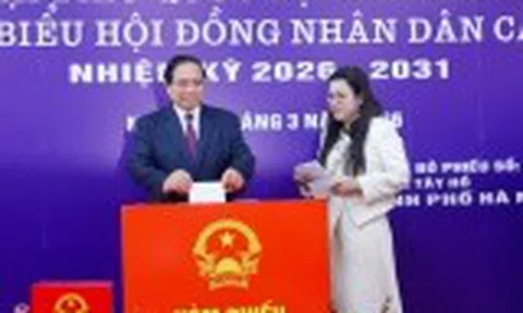 Thủ tướng cùng cử tri bỏ phiếu bầu cử tại phường Tây Hồ, Hà Nội