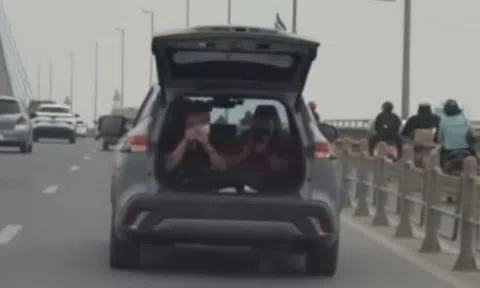 Xử phạt tài xế mở cốp, chở người trong khoang hành lý khi chạy xe