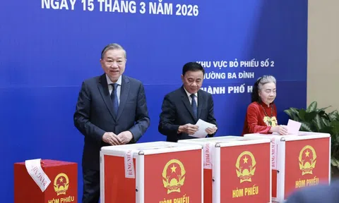 Lãnh đạo Đảng, Nhà nước và cử tri cả nước bỏ phiếu bầu cử