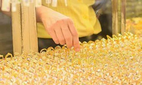 Nếu dầu lên 200 USD/thùng như Iran cảnh báo, giá vàng sẽ ra sao? Có nên tiếp tục xếp hàng mua vàng?