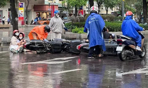 Mưa lớn bất ngờ, nhiều tai nạn liên hoàn trên phố đi bộ Nguyễn Huệ