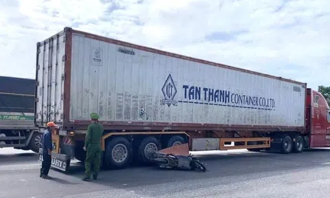 Xe đầu kéo va chạm xe máy, một phụ nữ tử vong