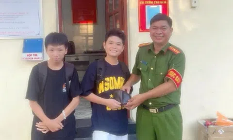 Hai học sinh lớp 8 ở Đồng Nai trả lại ví tiền cho người đánh rơi