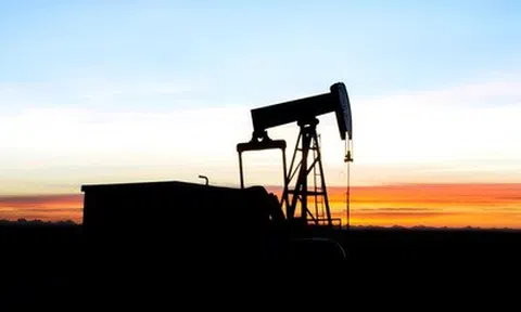 Giá dầu giảm khi Mỹ cân nhắc nới lỏng trừng phạt dầu thô Iran để hạ nhiệt thị trường